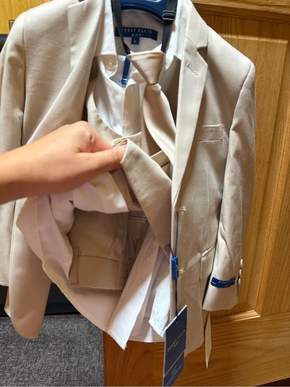 Perry Ellis Boy Cream Five-Pieces Set with Matching Tie( little boy)